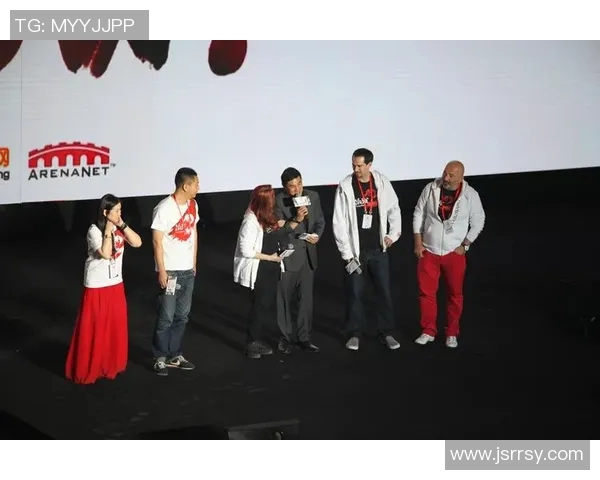 足球明星的妻子优雅亮相盛典引发媒体热议与粉丝关注