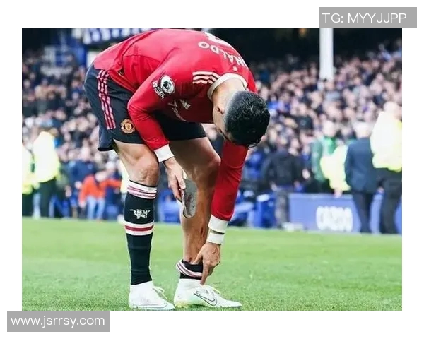 足球明星因失误向球迷诚恳道歉表达歉意并承诺未来更努力